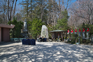 霊苑全景(左建物は納骨堂)