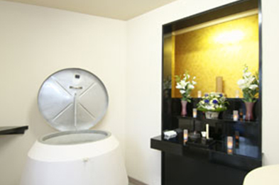 墓苑内部 右:祭壇 左:納骨口