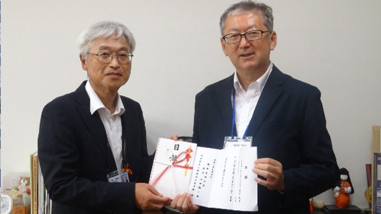 令和6年度 教材備品等寄贈の様子