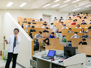 基礎医学・臨床医学の知識を集大成し、臨床実習に臨むための万全の準備をします。