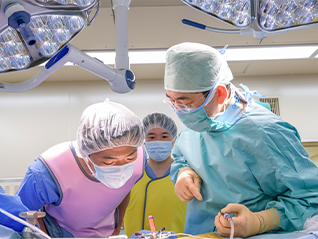 1年間にわたり臨床実習を体験し、医師としての自覚と責任を実感します。
